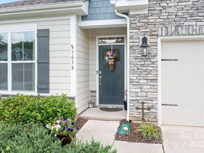 5058 Antebellum Drive, Iron Station, NC 28080.  MLS# CAR4260729, YatesRealty ID 18996. Entryway