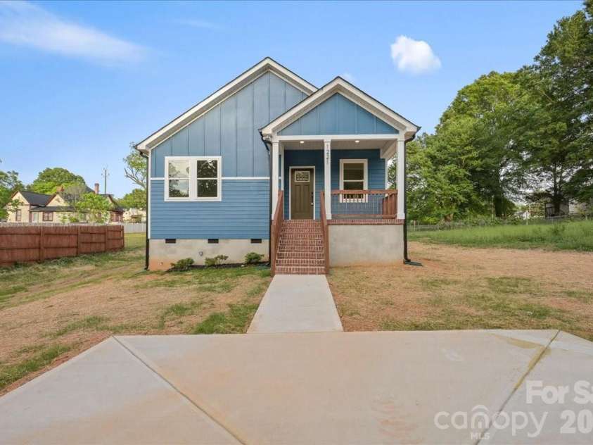 1221 7th Street, Statesville, NC 28677.  MLS# CAR4369890, YatesRealty ID 18998. 