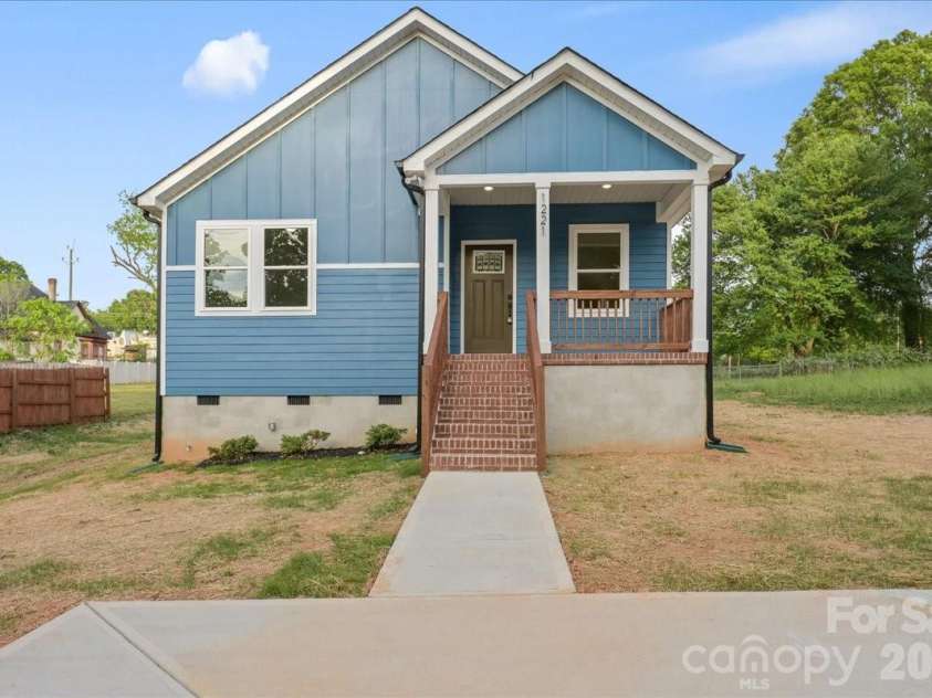 1221 7th Street, Statesville, NC 28677.  MLS# CAR4369890, YatesRealty ID 18998. 