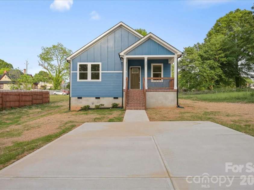 1221 7th Street, Statesville, NC 28677.  MLS# CAR4369890, YatesRealty ID 18998. 