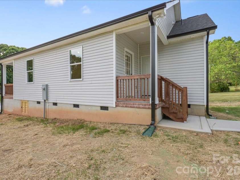 1221 7th Street, Statesville, NC 28677.  MLS# CAR4369890, YatesRealty ID 18998. 