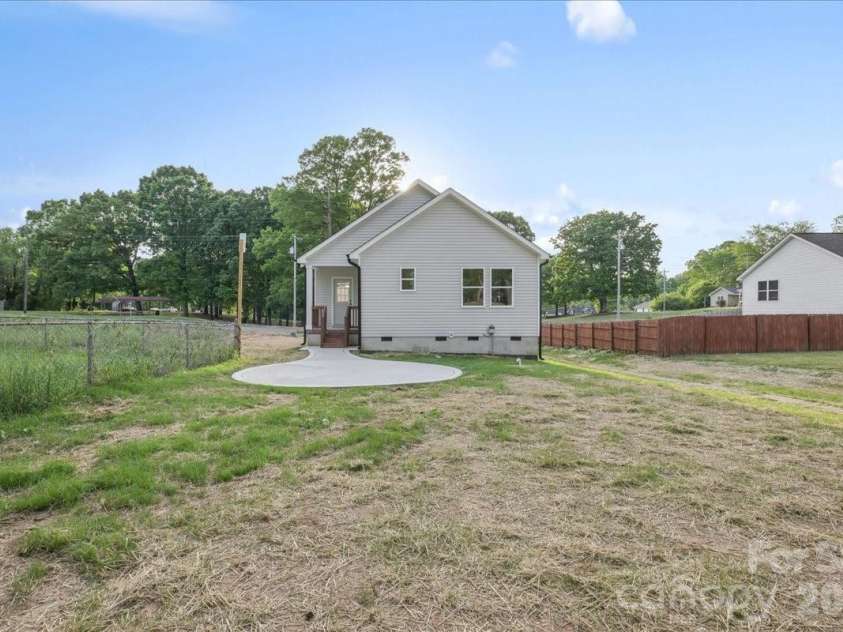 1221 7th Street, Statesville, NC 28677.  MLS# CAR4369890, YatesRealty ID 18998. 