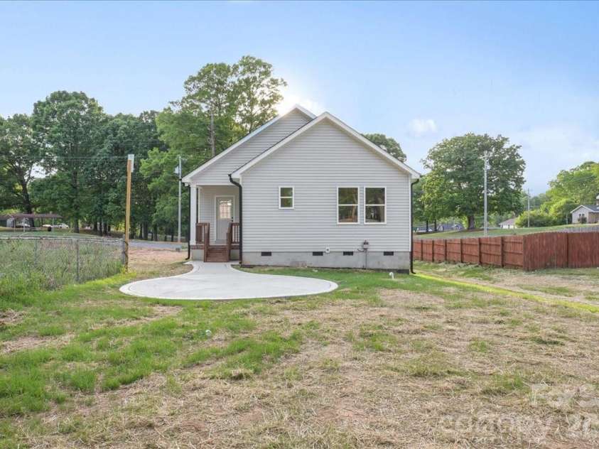 1221 7th Street, Statesville, NC 28677.  MLS# CAR4369890, YatesRealty ID 18998. 