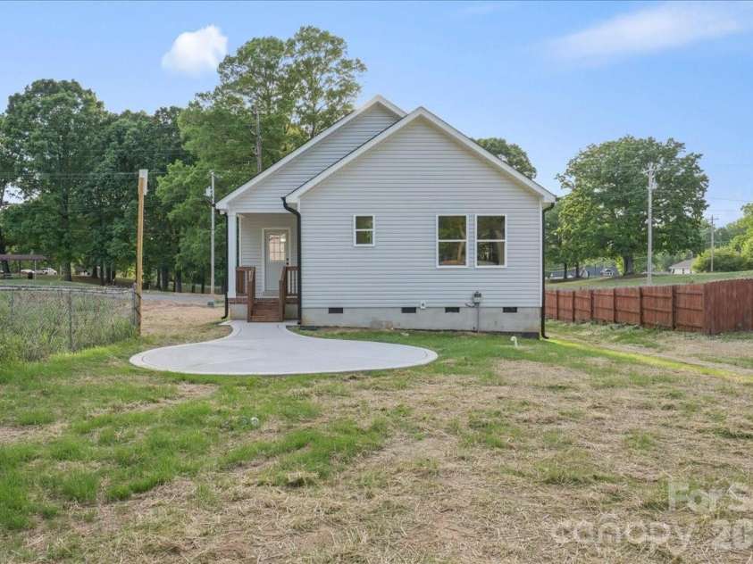 1221 7th Street, Statesville, NC 28677.  MLS# CAR4369890, YatesRealty ID 18998. 