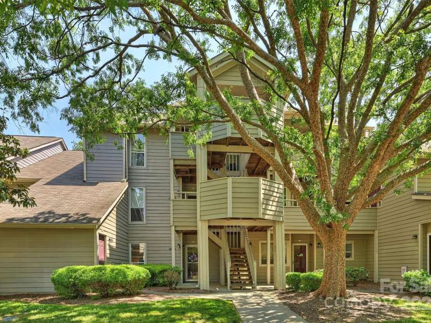 2533 Stockbridge Drive, Charlotte, NC 28210.  MLS# CAR4263237, YatesRealty ID 18998. 