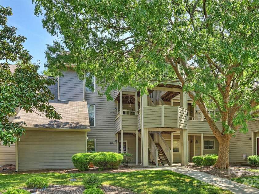 2533 Stockbridge Drive, Charlotte, NC 28210.  MLS# CAR4263237, YatesRealty ID 18998. 