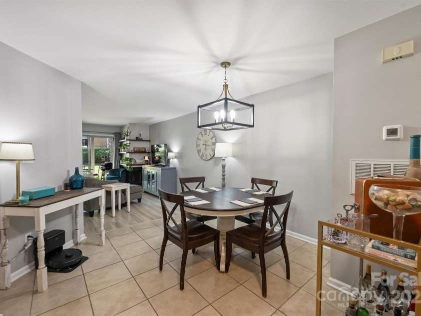 2533 Stockbridge Drive, Charlotte, NC 28210.  MLS# CAR4263237, YatesRealty ID 18998. 