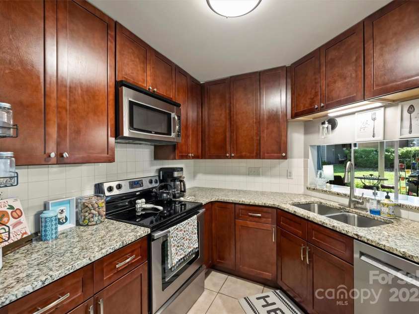 2533 Stockbridge Drive, Charlotte, NC 28210.  MLS# CAR4263237, YatesRealty ID 18998. 