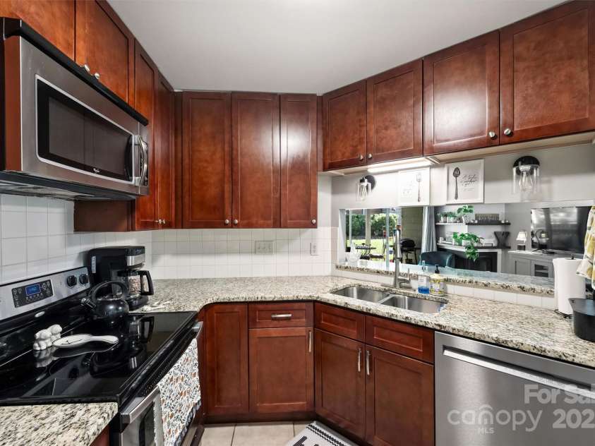 2533 Stockbridge Drive, Charlotte, NC 28210.  MLS# CAR4263237, YatesRealty ID 18998. 