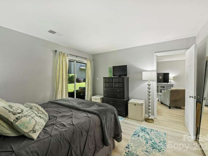 2533 Stockbridge Drive, Charlotte, NC 28210.  MLS# CAR4263237, YatesRealty ID 18998. 