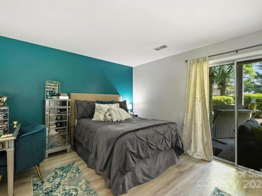 2533 Stockbridge Drive, Charlotte, NC 28210.  MLS# CAR4263237, YatesRealty ID 18998. 