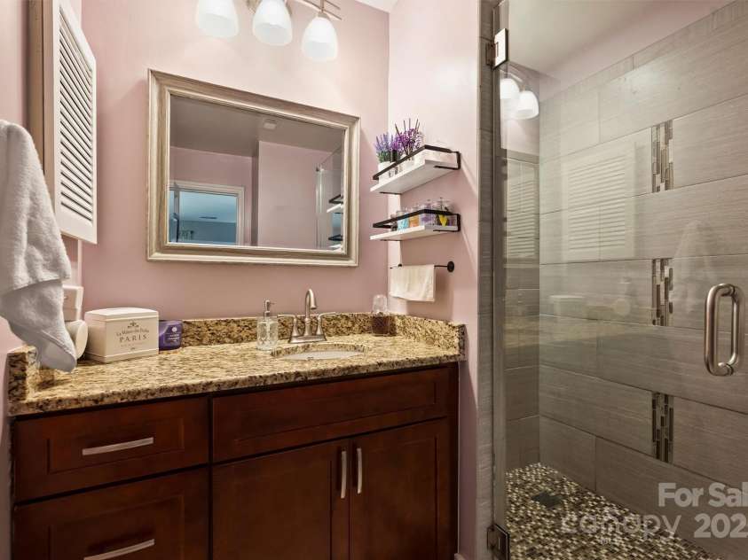 2533 Stockbridge Drive, Charlotte, NC 28210.  MLS# CAR4263237, YatesRealty ID 18998. 