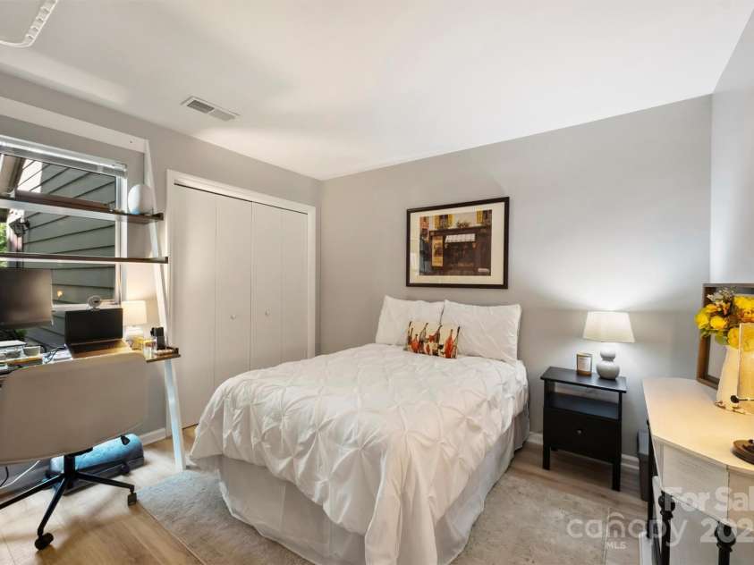 2533 Stockbridge Drive, Charlotte, NC 28210.  MLS# CAR4263237, YatesRealty ID 18998. 