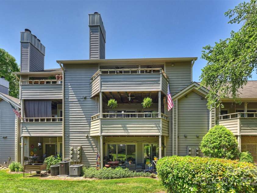 2533 Stockbridge Drive, Charlotte, NC 28210.  MLS# CAR4263237, YatesRealty ID 18998. 