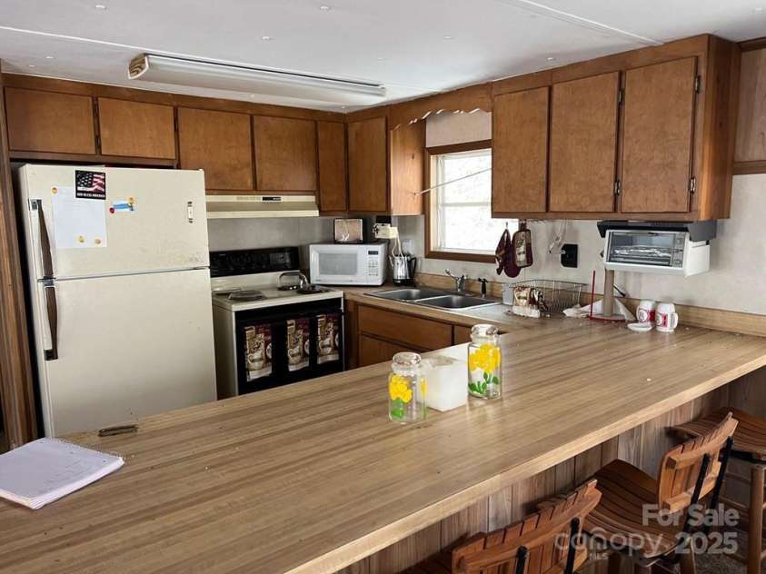 239 Laurel Drive, Whittier, NC 28789.  MLS# CAR4264544, YatesRealty ID 18999. 