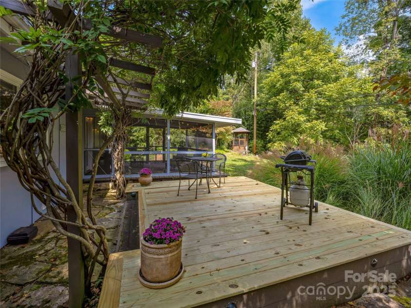 5 Hillcrest Road, Asheville, NC 28804.  MLS# CAR4180029, YatesRealty ID 190. 
