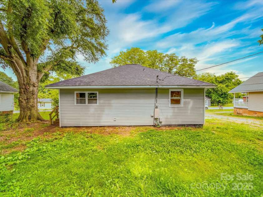 2440 Myers Street, Gastonia, NC 28056.  MLS# CAR4264367, YatesRealty ID 19001. 