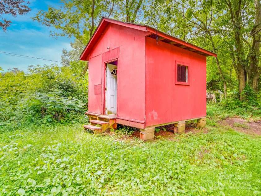 2440 Myers Street, Gastonia, NC 28056.  MLS# CAR4264367, YatesRealty ID 19001. 