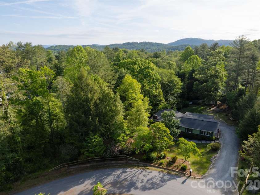 137 Whisperwood Circle, Hendersonville, NC 28791.  MLS# CAR4376933, YatesRealty ID 19002. 