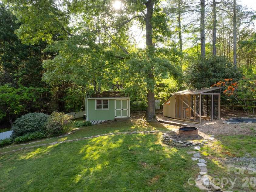 137 Whisperwood Circle, Hendersonville, NC 28791.  MLS# CAR4376933, YatesRealty ID 19002. 