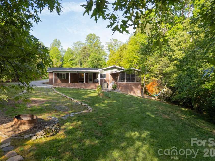 137 Whisperwood Circle, Hendersonville, NC 28791.  MLS# CAR4376933, YatesRealty ID 19002. 