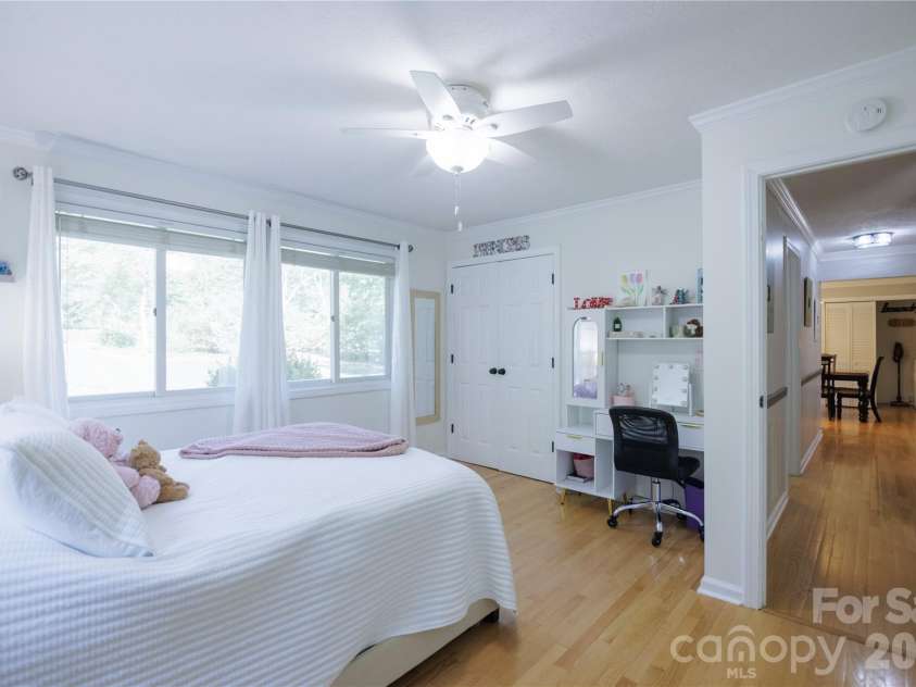 137 Whisperwood Circle, Hendersonville, NC 28791.  MLS# CAR4376933, YatesRealty ID 19002. 