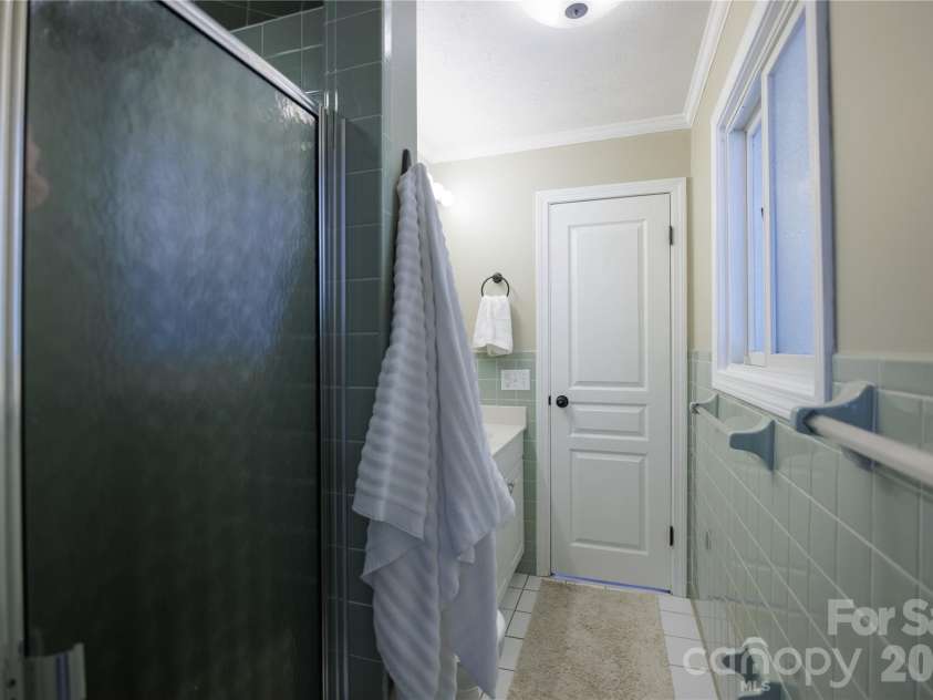 137 Whisperwood Circle, Hendersonville, NC 28791.  MLS# CAR4376933, YatesRealty ID 19002. 