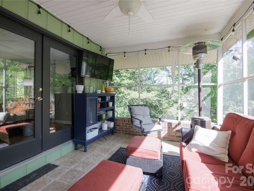 137 Whisperwood Circle, Hendersonville, NC 28791.  MLS# CAR4376933, YatesRealty ID 19002. 