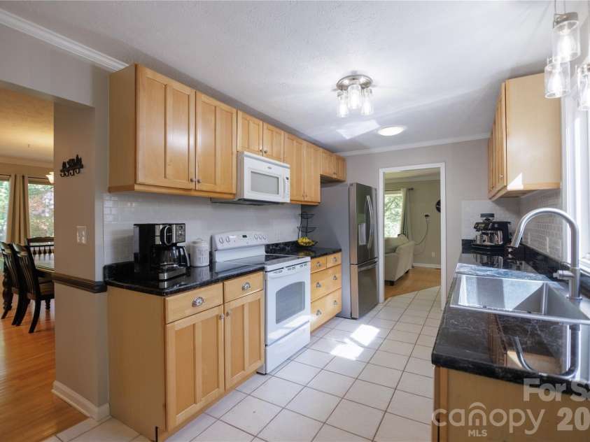 137 Whisperwood Circle, Hendersonville, NC 28791.  MLS# CAR4376933, YatesRealty ID 19002. 