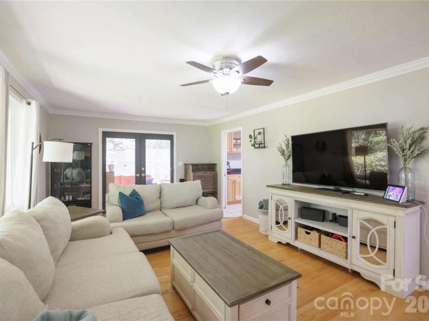 137 Whisperwood Circle, Hendersonville, NC 28791.  MLS# CAR4376933, YatesRealty ID 19002. 