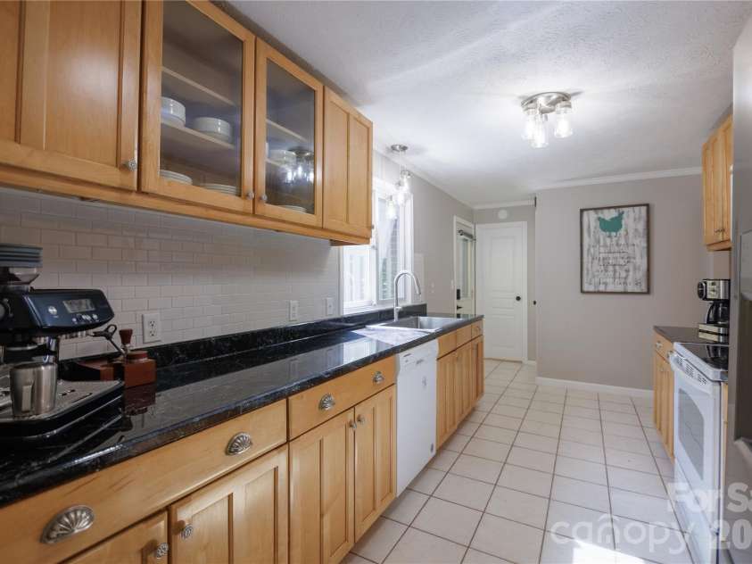 137 Whisperwood Circle, Hendersonville, NC 28791.  MLS# CAR4376933, YatesRealty ID 19002. Kitchen