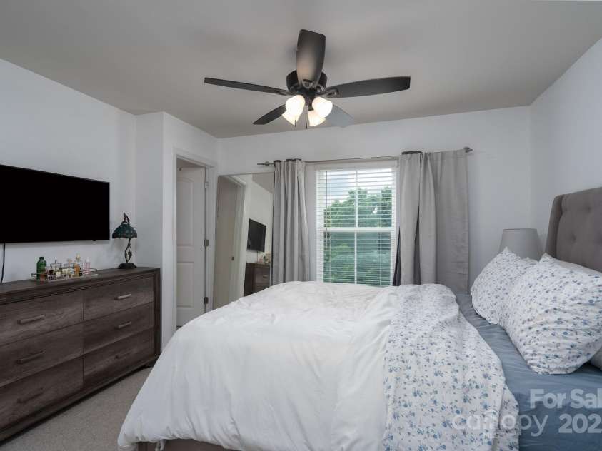 2932 Pirates Place, Charlotte, NC 28216.  MLS# CAR4246335, YatesRealty ID 19002. 