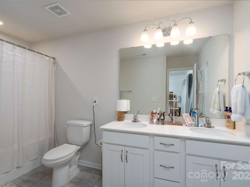 2932 Pirates Place, Charlotte, NC 28216.  MLS# CAR4246335, YatesRealty ID 19002. 