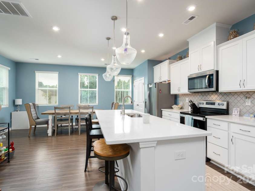 2932 Pirates Place, Charlotte, NC 28216.  MLS# CAR4246335, YatesRealty ID 19002. 