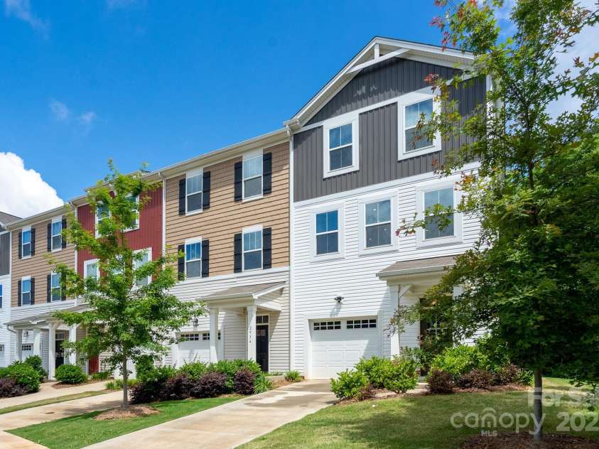 2932 Pirates Place, Charlotte, NC 28216.  MLS# CAR4246335, YatesRealty ID 19002. 
