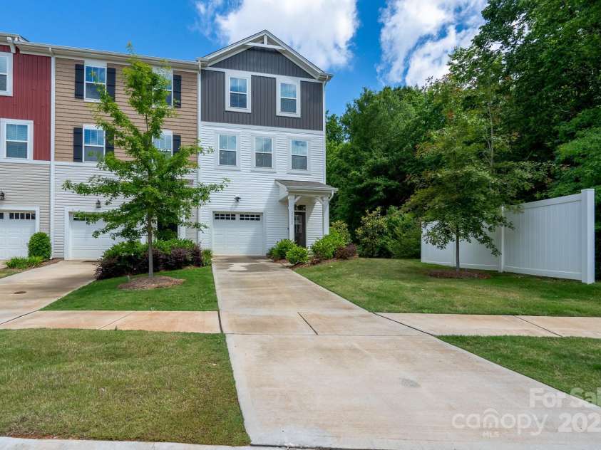2932 Pirates Place, Charlotte, NC 28216.  MLS# CAR4246335, YatesRealty ID 19002. 