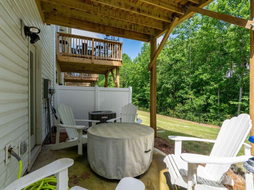 2932 Pirates Place, Charlotte, NC 28216.  MLS# CAR4246335, YatesRealty ID 19002. 