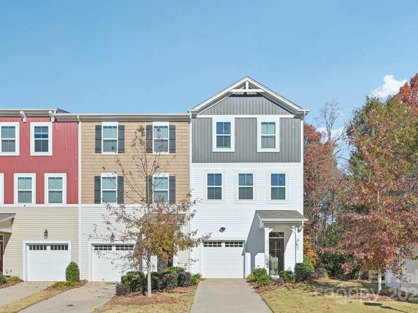 2932 Pirates Place, Charlotte, NC 28216.  MLS# CAR4322551, YatesRealty ID 19002. 