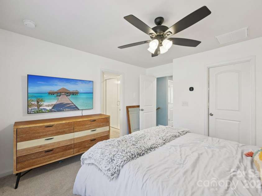 2932 Pirates Place, Charlotte, NC 28216.  MLS# CAR4322551, YatesRealty ID 19002. 