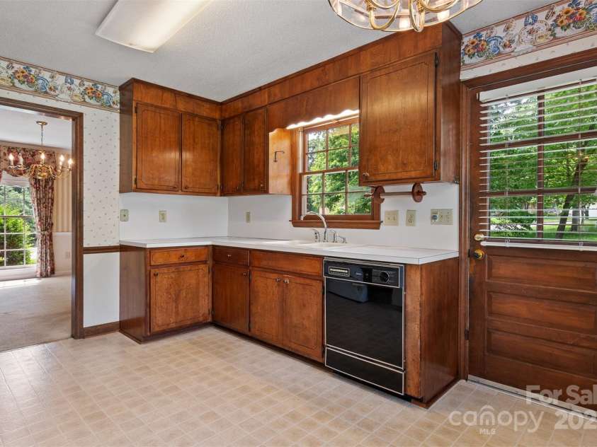 1940 12th Street, Hickory, NC 28601.  MLS# CAR4256350, YatesRealty ID 19005. 