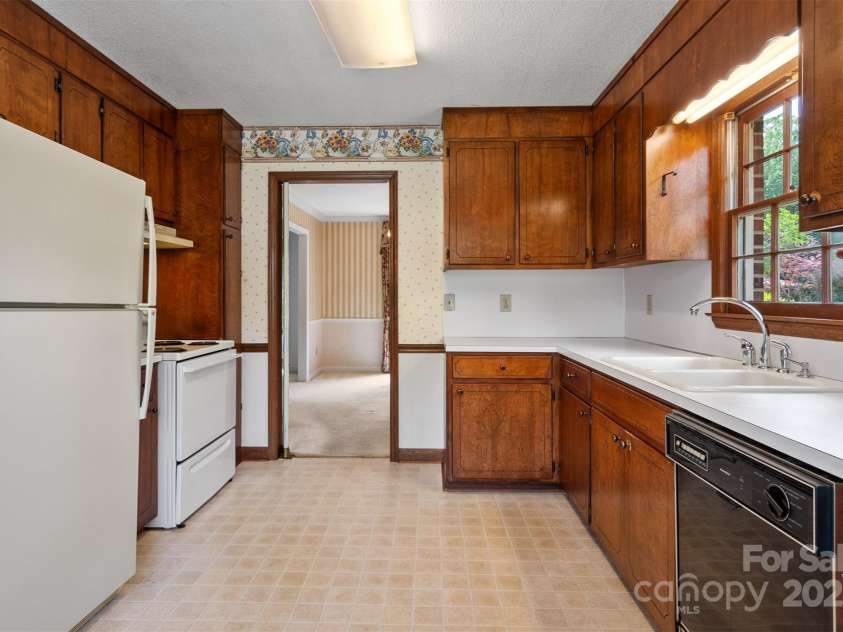 1940 12th Street, Hickory, NC 28601.  MLS# CAR4256350, YatesRealty ID 19005. 