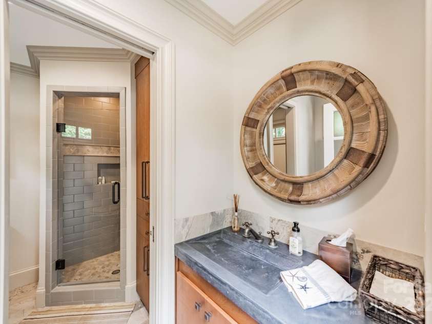 4001 Doves Roost Court, Charlotte, NC 28211.  MLS# CAR4266403, YatesRealty ID 19006. Full Pool Bath