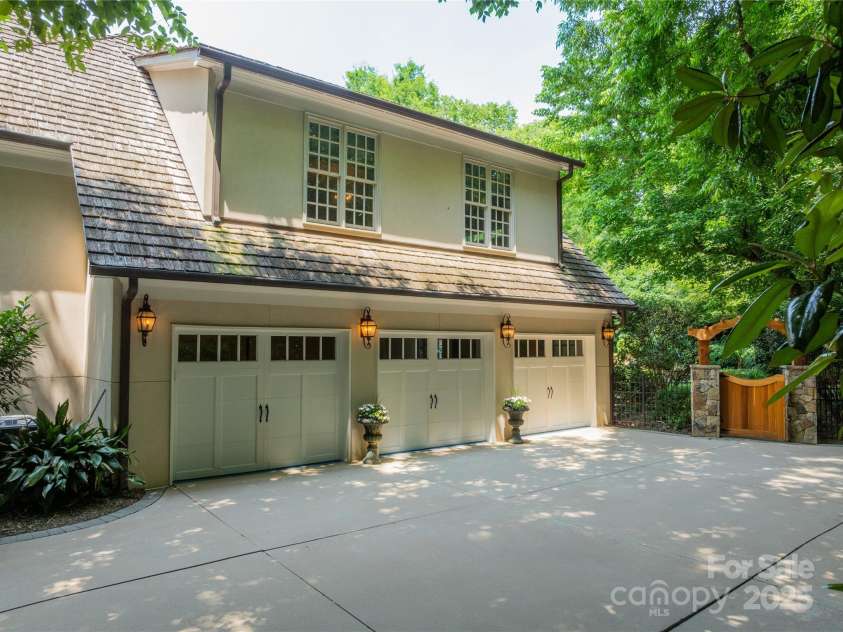 4001 Doves Roost Court, Charlotte, NC 28211.  MLS# CAR4266403, YatesRealty ID 19006. Garage