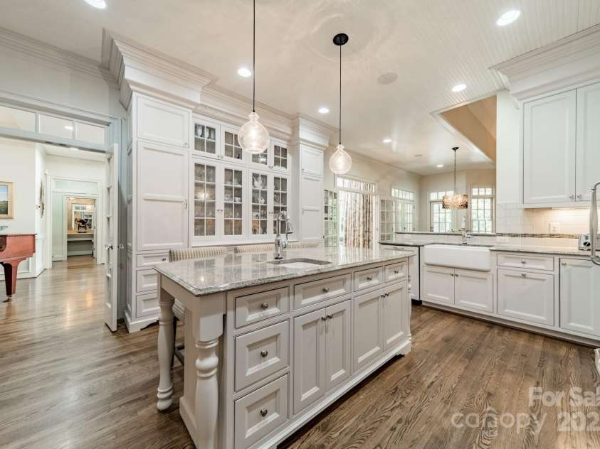 4001 Doves Roost Court, Charlotte, NC 28211.  MLS# CAR4266403, YatesRealty ID 19006. Kitchen