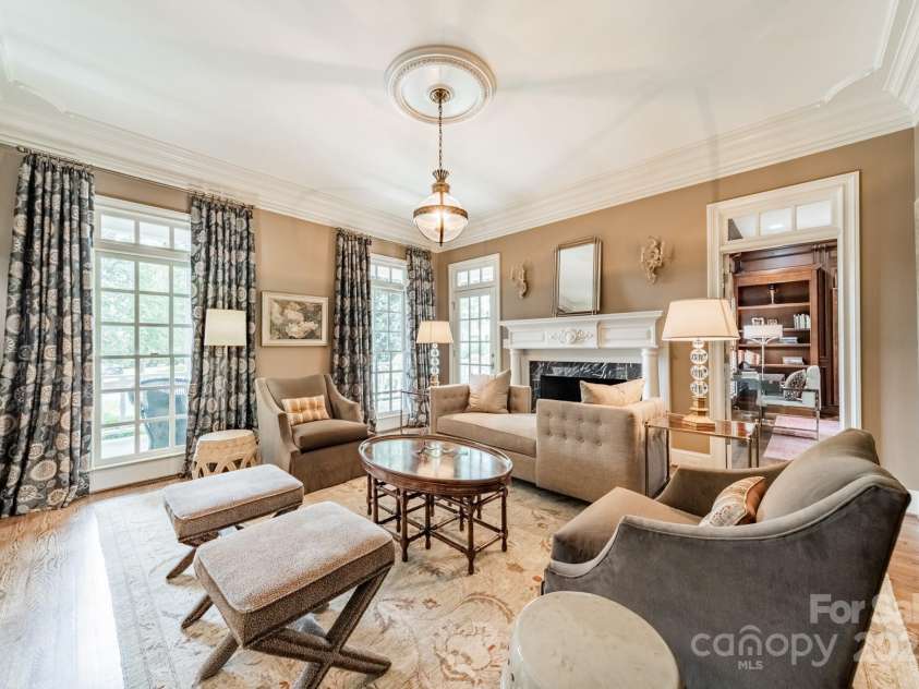 4001 Doves Roost Court, Charlotte, NC 28211.  MLS# CAR4266403, YatesRealty ID 19006. Living Room