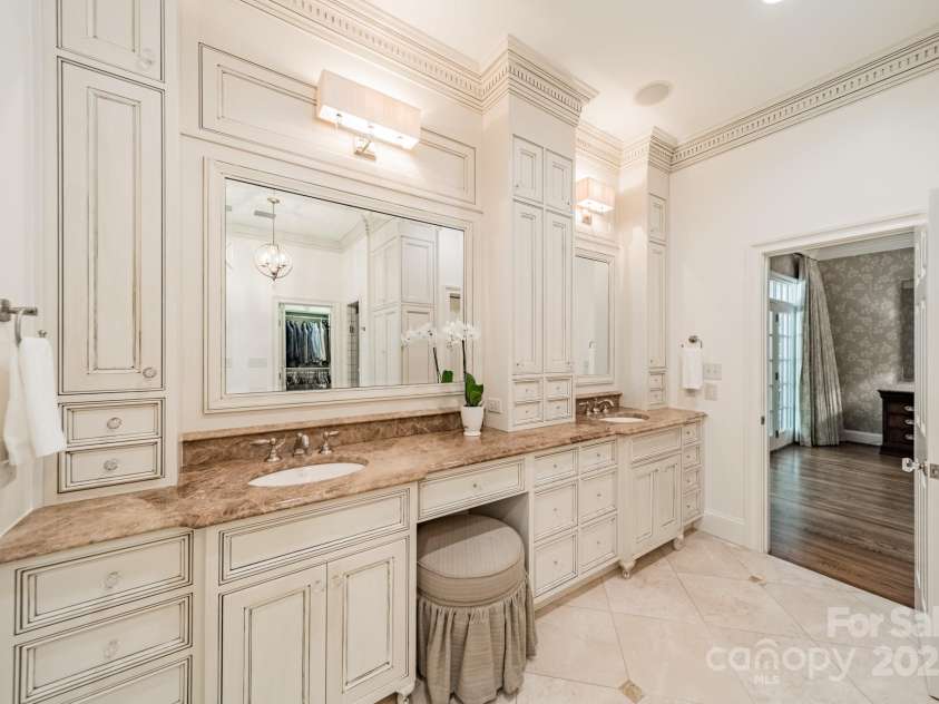 4001 Doves Roost Court, Charlotte, NC 28211.  MLS# CAR4266403, YatesRealty ID 19006. Primary Bath