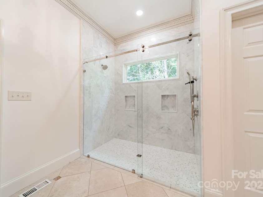 4001 Doves Roost Court, Charlotte, NC 28211.  MLS# CAR4266403, YatesRealty ID 19006. Primary Bath