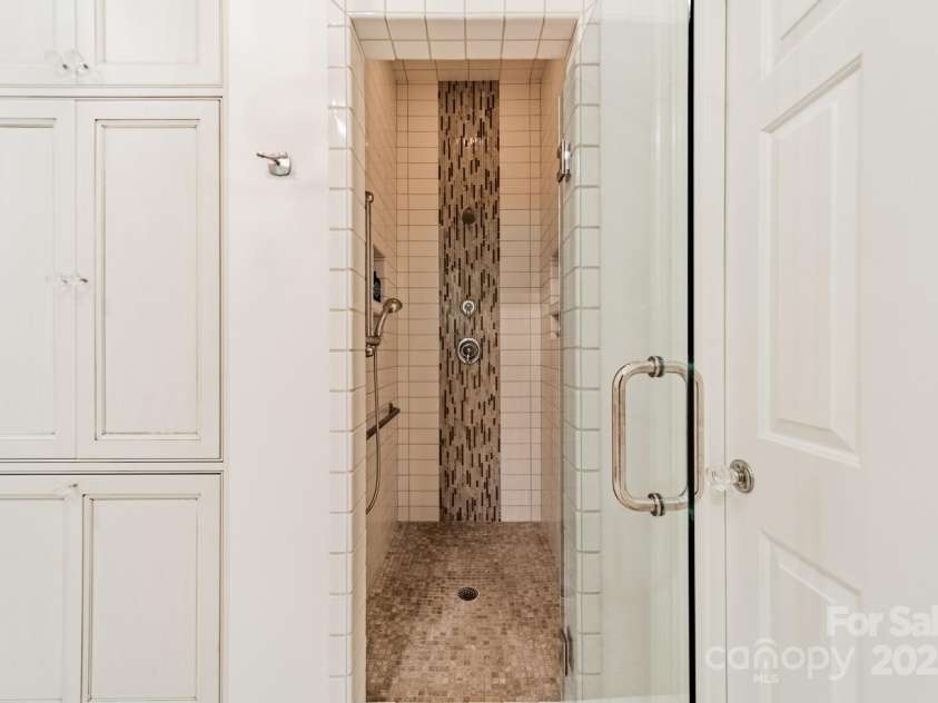 4001 Doves Roost Court, Charlotte, NC 28211.  MLS# CAR4266403, YatesRealty ID 19006. Primary Bath