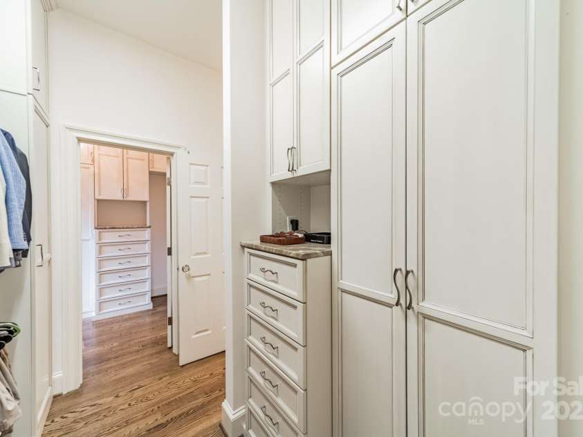4001 Doves Roost Court, Charlotte, NC 28211.  MLS# CAR4266403, YatesRealty ID 19006. Primary Closet