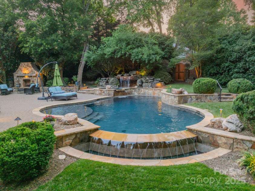 4001 Doves Roost Court, Charlotte, NC 28211.  MLS# CAR4266403, YatesRealty ID 19006. Salt Water Pool & Spa